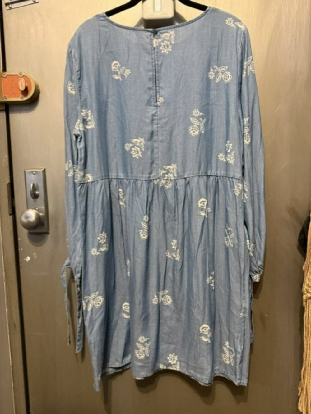 Blue chambray Old Navy white floral print shift mini dress and tie-detail sleeve - Picture 13 of 16